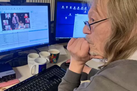 Musiker Lothar Antoni bei der Arbeit zur Online-Version seiner Weihnachtsshow am PC.