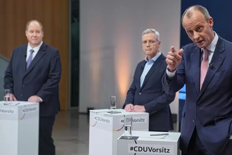 Friedrich Merz (rechts) liegt in der Gunst der CDU-Mitglieder vorne.