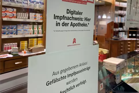 Hinweisschild in der Nibelungen-Apotheke in West. 