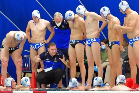 Weil Trainer Davorin Golubic (hockend) am Samstag beruflich verhindert ist, coacht Peter Jacqué (mit Maske) den SCN in Weiden.