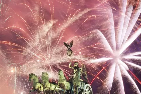 Schön anzusehen ist es ja: Silvesterparty am Brandenburger Tor 2018.