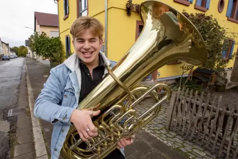 Bisher waren seine Instrumente nur geliehen, doch jetzt braucht Frederick Punstein eine eigene Tuba. 