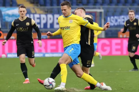 Michael Schultz (in Gelb) beim Spiel von Eintracht Braunschweig gegen den SV Meppen.