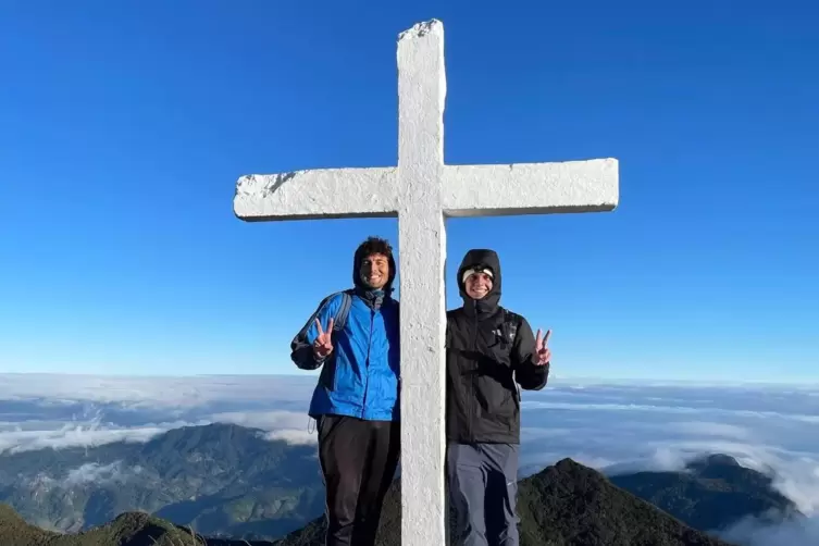 Leon Scherer (rechts) und Fabio Gambs grüßen vom Volkan Baru. Der höchste Berg Panamas ist knapp 3500 Meter hoch. 