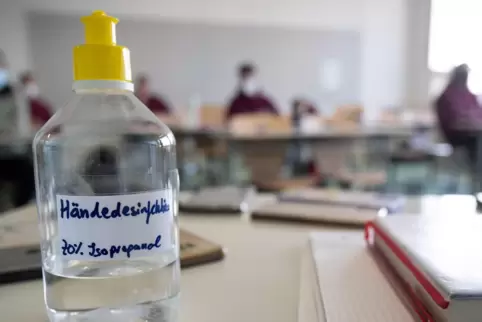 Abstand, Maske, Desinfektionsmittel, Lüften: Das Corona-Risiko im Klassenzimmer wird derzeit noch mit eher einfachen Mitteln bek