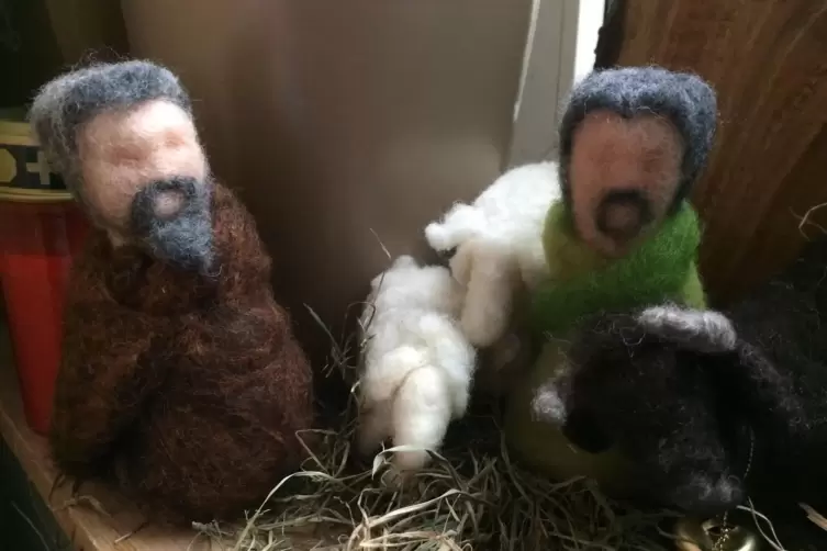 Das Duo Geld et Nelt als gefilzte Krippenfiguren von Karolin Aulbur. 