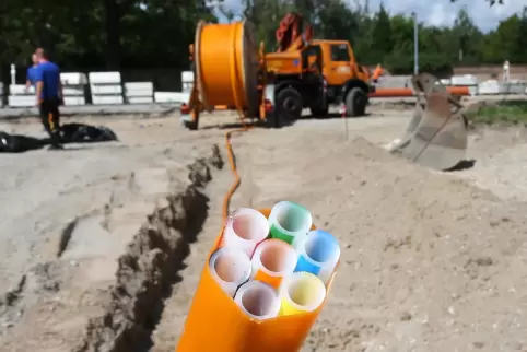 Glasfaser-Verlegung am Roßsprung: Mehr Digitalisierung steht im Forderungskatalog verschiedener Stadtratsfraktionen. Glasfaser-Verlegung am Roßsprung: Mehr Digitalisierung steht im Forderungskatalog verschiedener Stadtratsfraktionen.