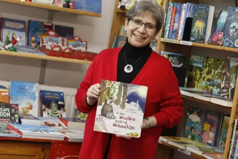 Der Tipp aus der Bücherhütte in Rockenhausen: Nelja Schmitt präsentiert „Der kleine Waschbär wartet auf Weihnachten“. 
