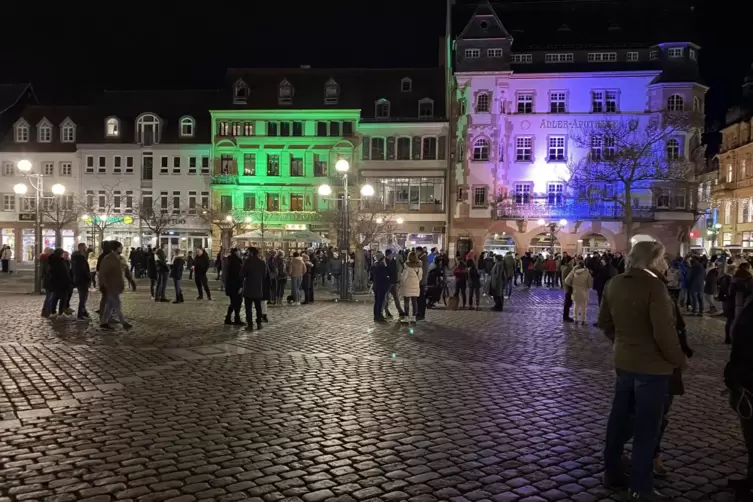 Laut Polizei waren rund 250 Menschen am Montag auf dem Rathausplatz in Landau. 