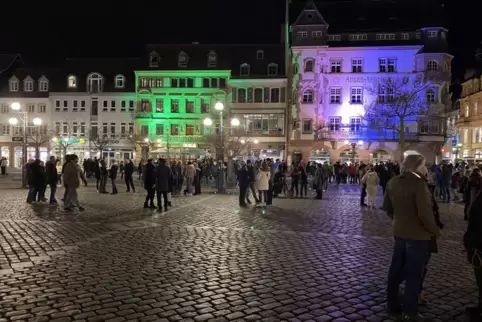 Laut Polizei waren rund 250 Menschen am Montag auf dem Rathausplatz in Landau. 