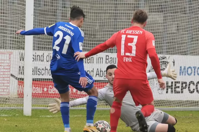 Arman Ardestani überwindet Gießens Torhüter Vladan Grbovic zum 1:0 für den FKP. Ex-Bundesligaprofi Michael Fink (Nummer 13) komm