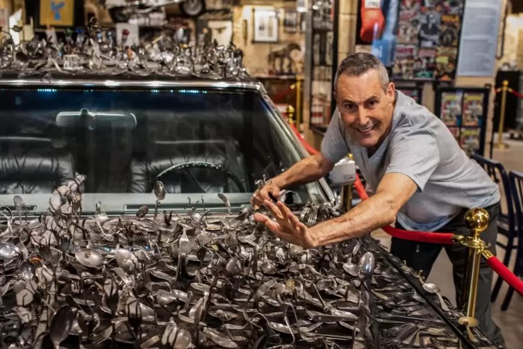 Uri Geller, massenweise verbogenes Besteck und sein Cadillac. 