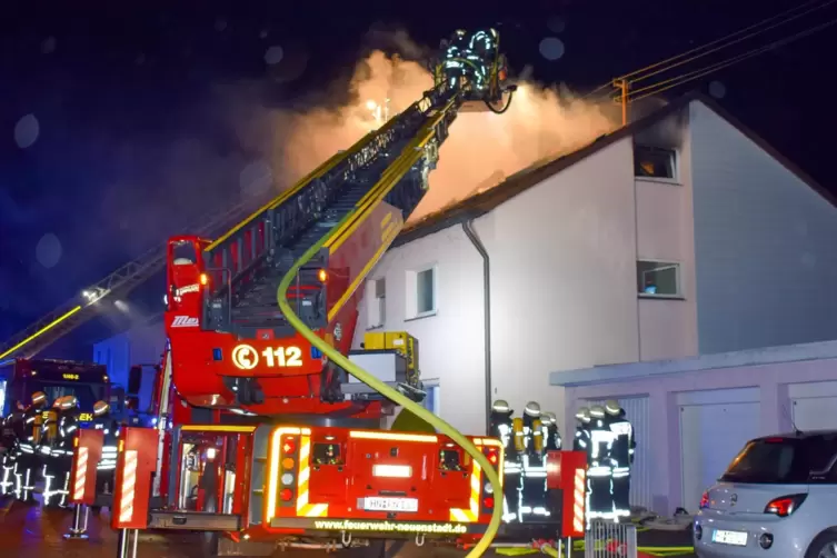 Nach einem Feuer in einer Dachgeschosswohnung im Kreis Heilbronn suchten die Einsatzkräfte in dem Gebäude zunächst nach zwei Kin