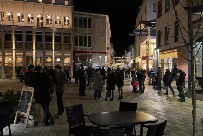 Montagabend vergangener Woche auf dem Neustadter Hetzelplatz: Start des »Spaziergangs«. Montagabend vergangener Woche auf dem Neustadter Hetzelplatz: Start des »Spaziergangs«.