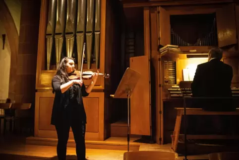 Sacht schmiegt sich die Orgel an die Violine, über deren Saiten Aida Petrossian ihren Bogen führt. Helge Schulz entlockt der Org