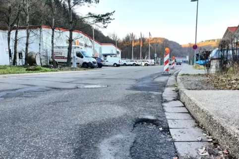 Marode: Der Zustand der Straße in der Schorbach ist nicht untypisch für Waldfischbach-Burgalben. 