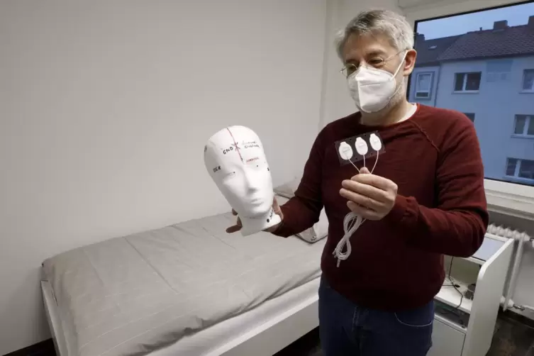 Ehe die Patienten zu Bett gehen, werden sie verkabelt. Mit Gips werden Elektroden am Kopf befestigt. 