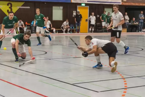 Für den Dürkheimer HC mit Leon Franken (vorne rechts) und Jens Paul (hinten rechts) gab es gegen den Limburger HC nichts zu hole