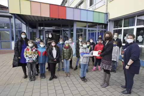 Für die Grundschule Weilerbach gab es eine Plakette. Nur zehn Schulen werden pro Jahr in Rheinland-Pfalz für das Programm ausgew