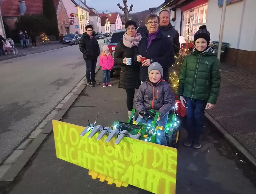 Noah Danner aus Rieschweiler hat seinen Tretbulldog ebenfalls mit Lichterketten geschmückt