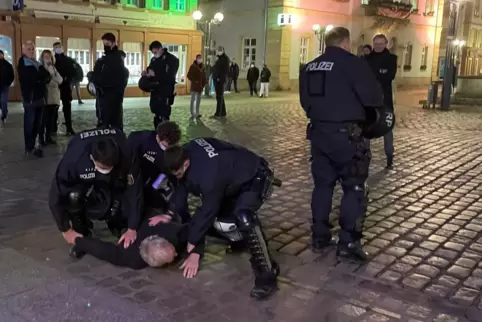 Eskalation am vergangenen Montag: In Landau zwangen Polizisten einen 71-jährigen „Spaziergänger“ zu Boden, um ihn nach einem Aus