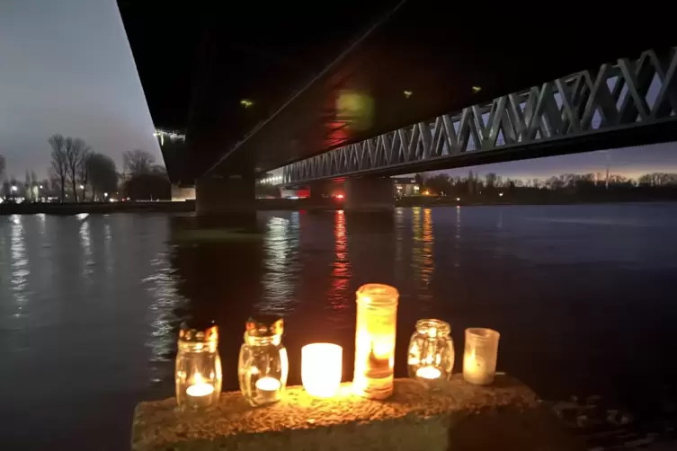 So wie hier auf der pfälzischen Rheinseite leuchten auf am badischen Ufer die Kerzen von Leuten, die in Gruppen beieinanderstehe