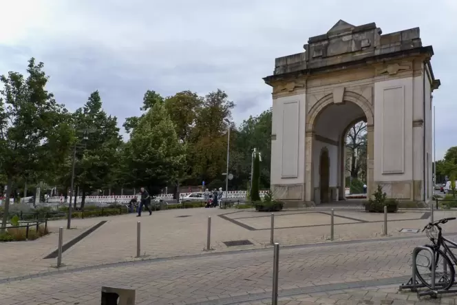 Vom Speyerer Tor aus war am vergangenen Montag eine größere Gruppe Menschen zum Marsch durch die Innenstadt aufgebrochen. Vom Speyerer Tor aus war am vergangenen Montag eine größere Gruppe Menschen zum Marsch durch die Innenstadt aufgebrochen.