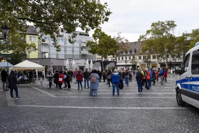 Bei angemeldeten Demonstrationen haben in diesem Jahr mehrfach Gruppen auf dem Rathausplatz Kritik an jeweils gültigen Corona-Au Bei angemeldeten Demonstrationen haben in diesem Jahr mehrfach Gruppen auf dem Rathausplatz Kritik an jeweils gültigen Corona-Au