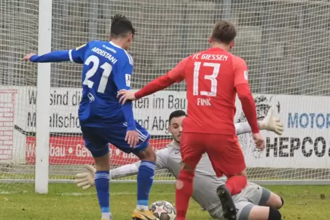 Arman Ardestani überwindet Gießens Torhüter Vladan Grbovic zum 1:0. Ex-Bundesligaprofi Michael Fink (Nummer 13) kommt zu spät. 