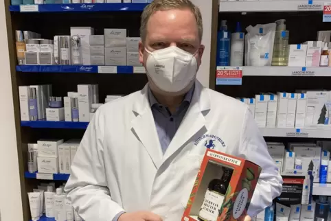 Mit dem Glühweinkräuterelixier: Apotheker Stefan Baum. 