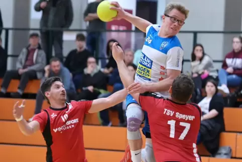 Noch nie so viele Tore gefangen: der TSV Speyer mit Denis Krieg und Fabian Markert (von links in Rot).
