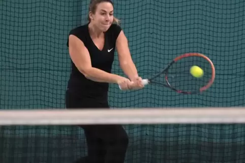 Die routinierte Althornbacher Spielerin Liza Helfenstein war im Einzel gegen Speyers jugendliche Lara Kirchhofer nach eigener Au