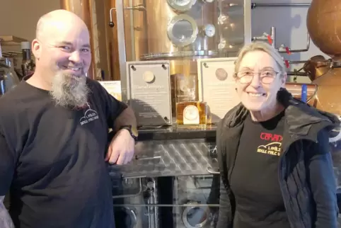 Bernhard und Christiane Höning mit dem „Mystic Malt“, der am 21. Dezember 2021 abgefüllt wird.