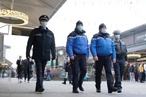 Deutsch-französische Polizeistreife im Outlet ( von links): Eduard Englert, Annick Guerineau, Elgor Haase und Patrick Dross.