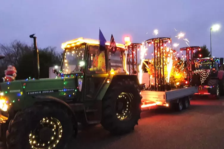 Nicht nur ein Funken, sondern zahlreiche Funken der Hoffnung rollten am Sonntag mit 40 weihnachtlich geschmückten Traktoren erst