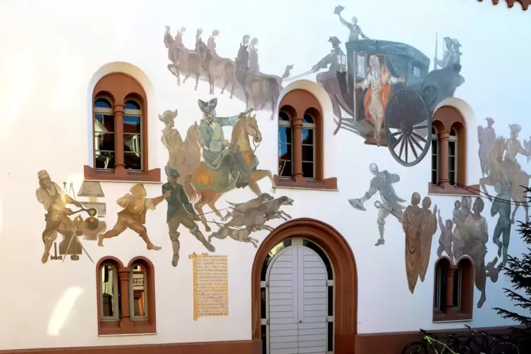 Das Wandgem&auml;lde am Alten Kaufhaus erz&auml;hlt eine Szene vom Anfang des 18. Jahrhunderts, ale um die Nachfolge auf dem verwaisten K&ouml;