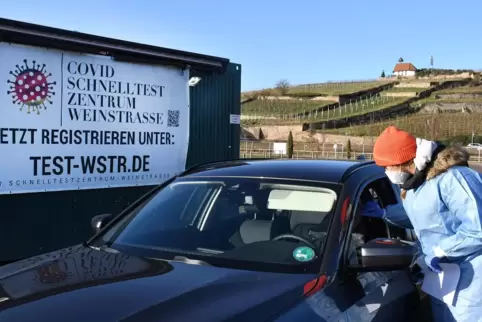 Das Drive-in-Zentrum am Gradierbau hat an den Weihnachtsfeiertagen, an Silvester und Neujahr geöffnet und bietet Schnelltests au