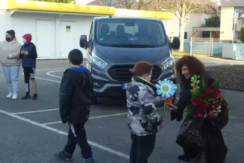 Dank für den neuen Bus: Übergabe in Berghausen.