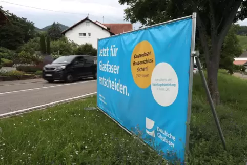 Mit großen Bannern hat die Deutsche Glasfaser in diesem Jahr geworben, hier in Ranschbach.