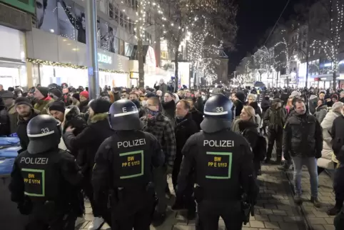 Die Mannheimer Polizei ist mit einem Großaufgebot vor Ort.