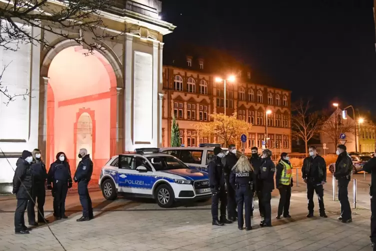  Polizeibeamte überwachen am Montagabend am »Speyerer Tor die Einhaltung des von der Stadt verfügten Verbots von Corona-Protesta