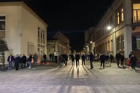 Von der Polizei begleitet: Spaziergänger am Montagabend in der Germersheim Innenstadt.