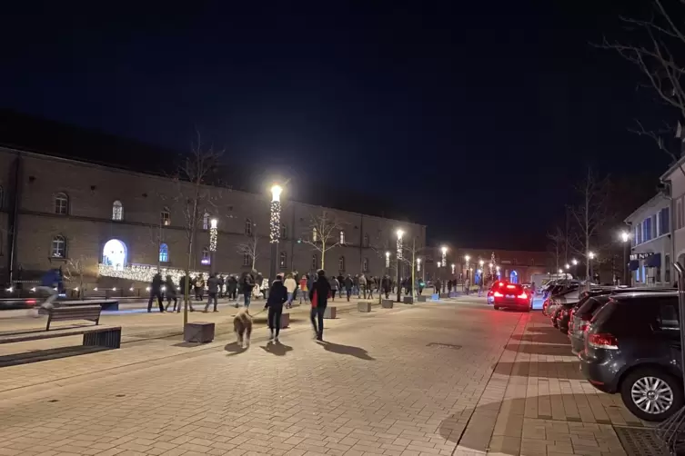 Eine Reihe von Demonstranten &uuml;berquert den Paradeplatz. 