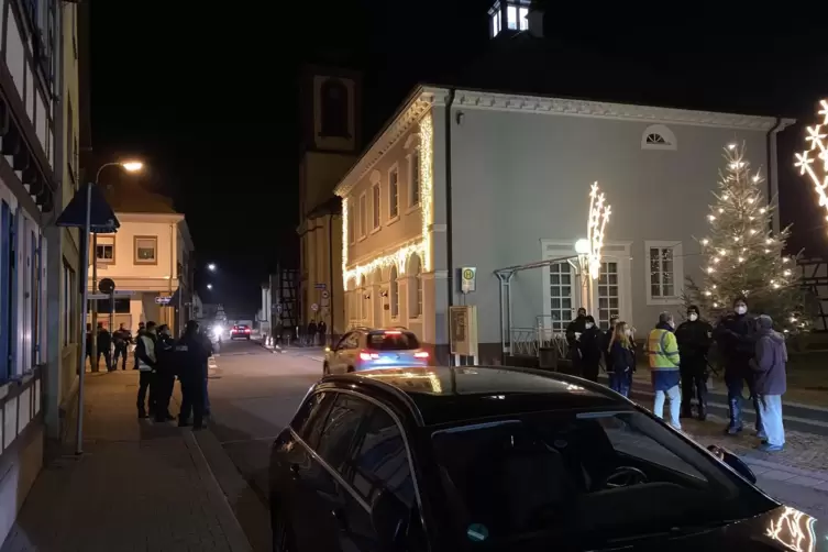 Wer am Alten Rathaus in W&ouml;rth demonstrieren wollte, wurde von der Polizei weg geschickt. 