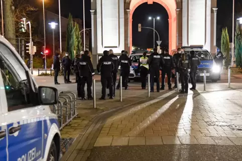 Polizeipräsenz in Frankenthal: Dort hat eine AfD-Ratsfrau den Beamten den Hitler-Gruß gezeigt. 