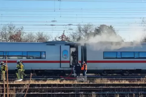 Rauch steigt aus dem ICE auf. 