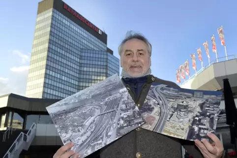 Josef Kaiser sammelt alte Ludwigshafener Fotos, Postkarten und Stadtpläne. Auch übers Rathaus-Center hat er jede Menge gesammelt