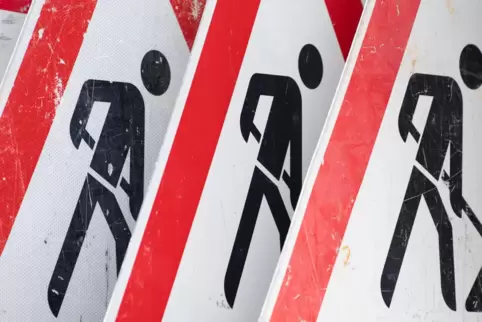 Wegen der Gehölzarbeiten müssen manche Straßenabschnitte zeitweise halbseitig gesperrt werden. 