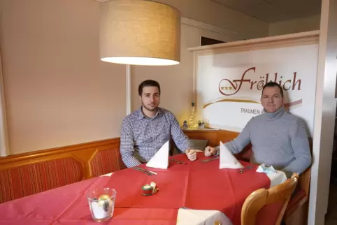 Der Name täuscht über die ernste Lage hinweg: Max (links) und Alfons Fröhlich im Speisesaal des gleichnamigen Hotel-Restaurants 
