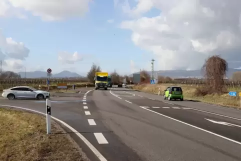 Die Einmündung von Bornheim und Dammheim in die B272 gilt als gefährlich. 